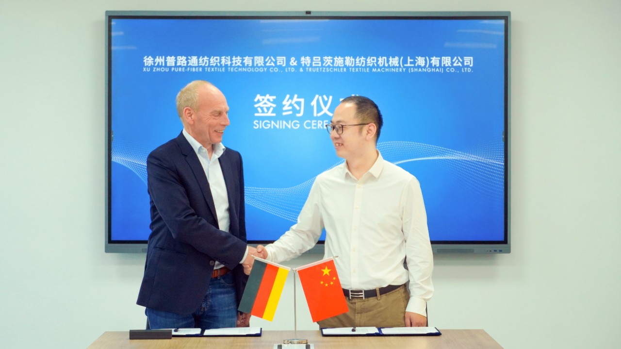 Harald Schoepp (General Manager of Trützschler China) and Gong Zhenghui (Chairman of Pure-Fiber) shake hands after signing the new contract.